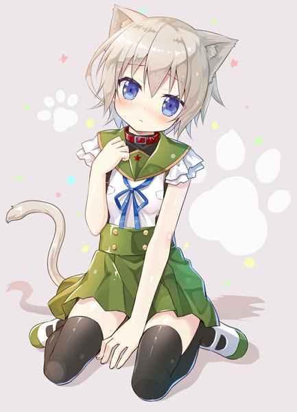 Anime picture 795x1100 with gakkou gurashi! naoki miki yano mitsuki single tall image blush fringe short hair blue eyes sitting animal ears silver hair bent knee (knees) tail animal tail pleated skirt cat ears shadow cat girl cat tail