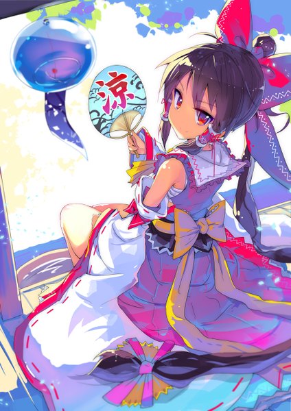 Anime picture 905x1280 with touhou hakurei reimu yui (niikyouzou) single tall image looking at viewer black hair smile red eyes sitting bare shoulders ponytail very long hair traditional clothes looking back miko summer girl bow hair bow