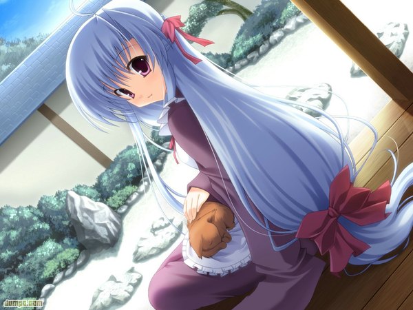 Anime picture 1024x768 with gift eternal rainbow kamishiro yukari (gift eternal rainbow) mitha single looking at viewer sitting game cg silver hair very long hair pink eyes looking back maid dutch angle watermark girl bow ribbon (ribbons) animal cat