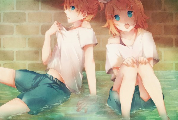 Anime picture 1386x940 with vocaloid kagamine rin kagamine len chizu (sweet*cheese) looking at viewer short hair open mouth blue eyes blonde hair profile twins casual girl boy hair ornament water shorts hairclip