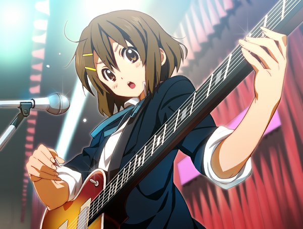 Anime picture 1000x756 with k-on! kyoto animation hirasawa yui nyoronyoro single looking at viewer short hair brown hair brown eyes twisty sleeves girl hair ornament bobby pin microphone guitar microphone stand scene bass guitar