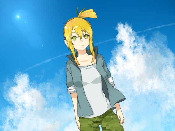 Anime picture 1024x768 with material sniper iris (material sniper) kurono yuu single short hair blonde hair green eyes looking away sky cloud (clouds) dutch angle side ponytail twisty sleeves girl headphones