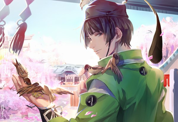 Anime picture 852x586 with touken ranbu nitroplus ishikirimaru yunvshen single looking at viewer short hair black hair smile traditional clothes japanese clothes profile looking back fingernails black eyes cherry blossoms outstretched arm animal on shoulder bird on hand feeding