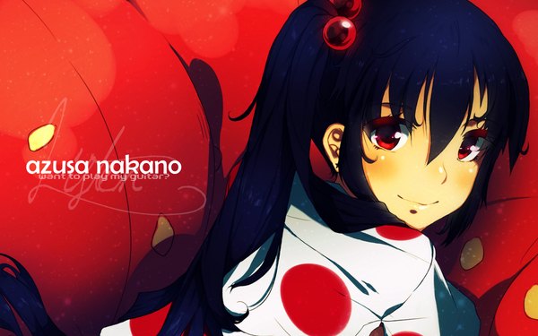 Anime picture 1280x800 with k-on! kyoto animation nakano azusa rakkou single long hair looking at viewer blush smile red eyes wide image blue hair ponytail looking back inscription character names face red background polka dot girl