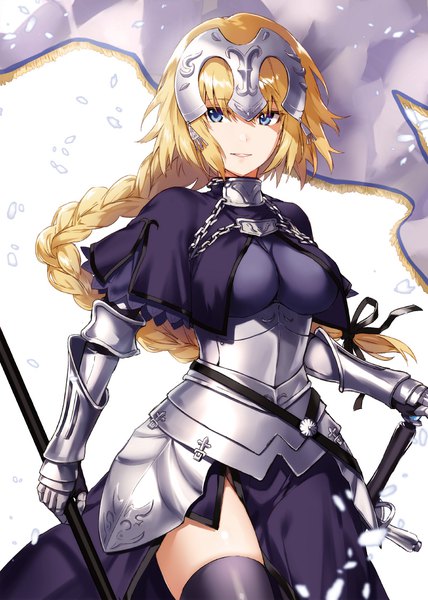 イラスト 800x1122 と Fateシリーズ fate/apocrypha jeanne d'arc (fate) (all) ジャンヌ・ダルク(fate) ありさか ソロ 長髪 長身像 青い目 light erotic 金髪 白背景 三つ編み 風 single braid 女の子 武器 剣 鎧 アームドドレス