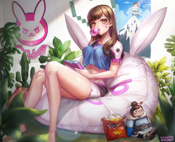 Anime picture 1000x813 with overwatch blizzard entertainment doritos d.va (overwatch) mei (overwatch) bbbox (hotpppink) single long hair looking at viewer fringe short hair brown hair holding brown eyes signed bent knee (knees) barefoot sunlight bare legs shadow