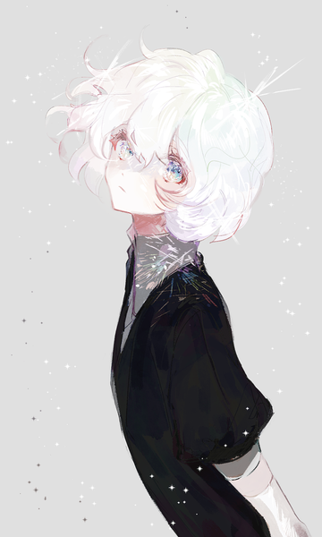 Anime picture 900x1500 with houseki no kuni diamond (houseki no kuni) lunch (lunchicken) single tall image looking at viewer fringe short hair blue eyes simple background hair between eyes upper body white hair grey background puffy sleeves androgynous