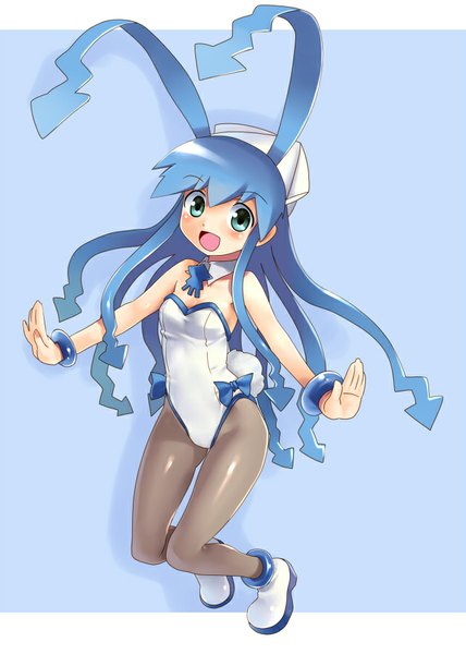 イラスト 642x900 と 侵略!イカ娘 イカ娘 まるかた ソロ 長髪 長身像 カメラ目線 赤面 開いた口 青い目 light erotic simple background 肩出し 青い髪 bent knee (knees) blue background 女の子 帽子 パンスト 靴