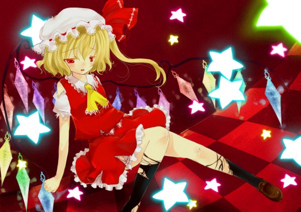 Anime picture 1261x892 with touhou flandre scarlet .ree single fringe short hair blonde hair hair between eyes red eyes one side up torn clothes checkered floor floor girl dress skirt hat wings star (symbol) bonnet