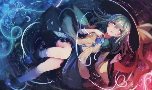 Anime picture 900x534 with touhou komeiji koishi nakaichi (ridil) single long hair looking at viewer fringe hair between eyes wide image green eyes full body bent knee (knees) lying long sleeves parted lips green hair from above light smile wide sleeves on back