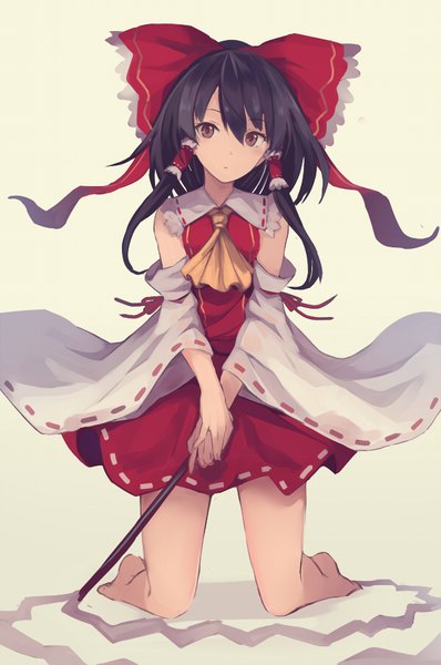 Anime picture 597x900 with touhou hakurei reimu nakaichi (ridil) single long hair tall image looking at viewer fringe black hair simple background hair between eyes holding payot full body traditional clothes japanese clothes pink eyes barefoot wide sleeves kneeling