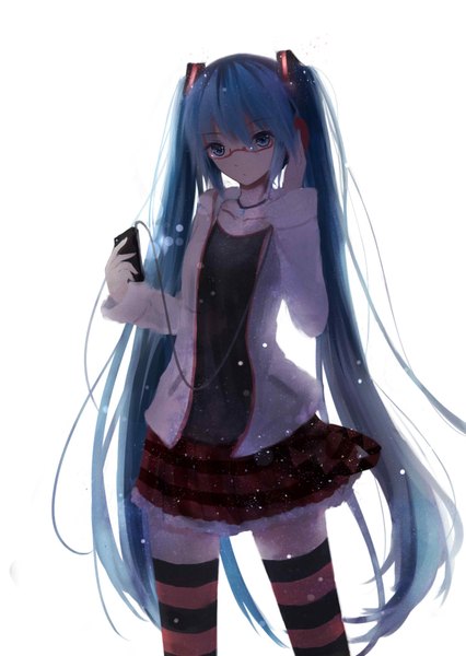 イラスト 1240x1748 と ボーカロイド kocchi muite baby (vocaloid) 初音ミク -梦夏shimmer- ソロ 長身像 カメラ目線 前髪 青い目 simple background 白背景 ツインテール holding 青い髪 very long hair open clothes open jacket alternate costume 絶対領域 glow