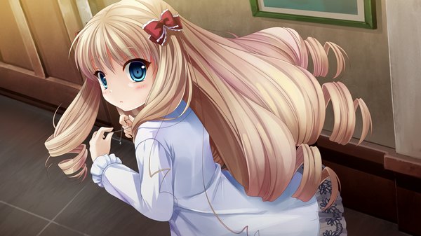 Anime picture 1024x576 with futagoza no paradox long hair blush blue eyes blonde hair wide image game cg looking back loli drill hair girl dress bow hair bow pendant