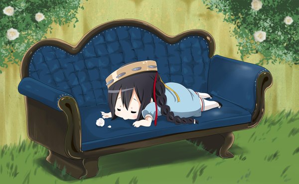 Anime picture 1600x985 with k-on! kyoto animation nakano azusa long hair black hair wide image eyes closed sleeping chibi girl dress flower (flowers) bow hair bow shoes couch blue dress sneakers white rose