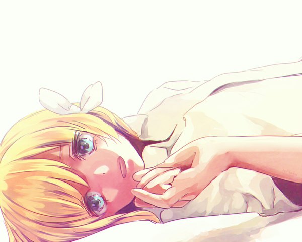 Anime picture 1000x800 with vocaloid kagamine rin yuji kazakiri single looking at viewer fringe short hair open mouth simple background blonde hair white background lying on back girl shirt white shirt