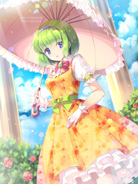 イラスト 600x800 と オリジナル とりあのん ソロ 長身像 前髪 短い髪 青い目 空 cloud (clouds) blunt bangs green hair from below puffy sleeves 女の子 ドレス 手袋 白手袋 傘 ティアラ parasol