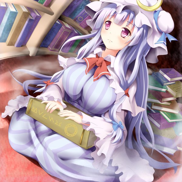 Аниме картинка 1000x1000 с touhou patchouli knowledge matamataro один (одна) длинные волосы грудь большая грудь фиолетовые глаза смотрит в сторону серебряные волосы девушка платье бант бант для волос книга (книги) чепчик полка книжная полка