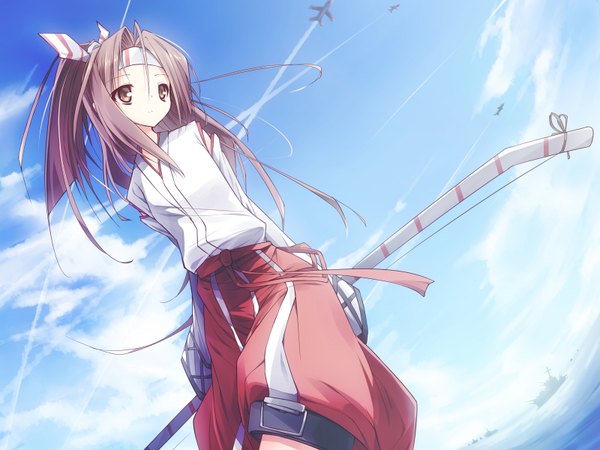 Anime picture 1600x1200 with kantai collection zuihou light aircraft carrier zuihou (kantai collection) itsutsuki single long hair brown hair brown eyes looking away sky girl bow weapon hair bow water shorts sea bandana bow (weapon) aircraft