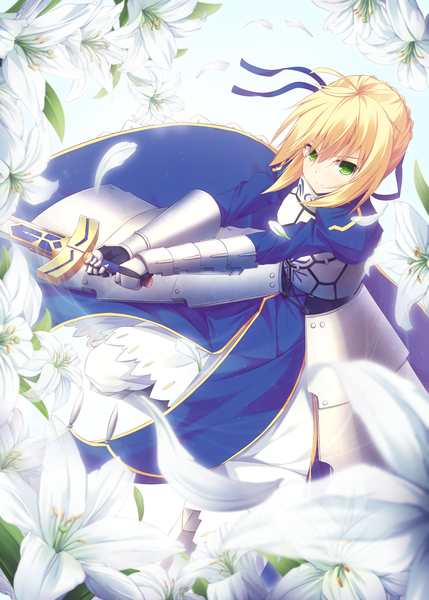 Anime picture 908x1269 with fate (series) fate/stay night type-moon artoria pendragon (all) saber nagishiro mito single long hair tall image looking at viewer fringe blonde hair smile holding green eyes ahoge braid (braids) from above girl gloves