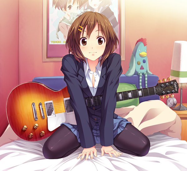 Anime picture 1000x916 with k-on! kyoto animation hirasawa yui senji (tegone spike) single looking at viewer short hair brown hair sitting brown eyes girl uniform hair ornament school uniform bed bobby pin guitar