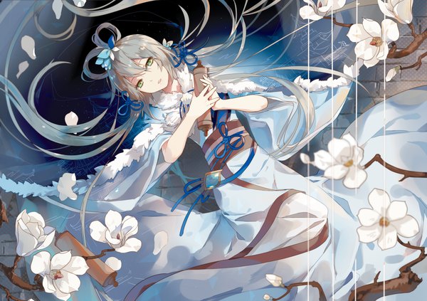 イラスト 1100x777 と ボーカロイド vocaloid china 洛天依 fre ソロ 前髪 hair between eyes 緑の目 very long hair traditional clothes head tilt 和服 from above grey hair fur trim hair rings 女の子 花 着物 毛