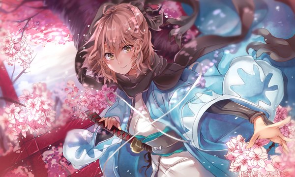 イラスト 2000x1200 と Fateシリーズ fate/grand order okita souji (fate) (all) 沖田総司(fate) 三年B组 ソロ カメラ目線 赤面 前髪 highres 短い髪 笑顔 hair between eyes wide image 黄色眼 payot アホ毛 traditional clothes 和服 blurry