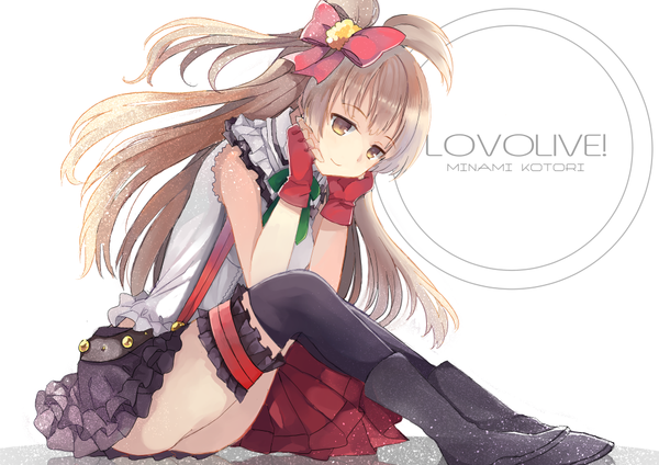 Anime picture 1000x707 with love live! school idol project sunrise (studio) love live! minami kotori hatano h single long hair fringe simple background smile brown hair white background sitting brown eyes character names one side up looking down girl thighhighs gloves