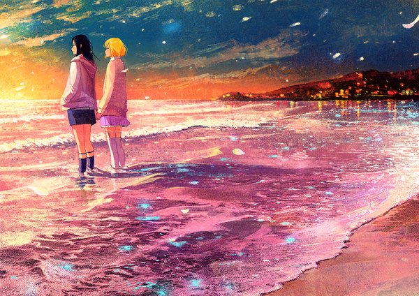 Anime picture 990x700 with original gemi long hair fringe short hair black hair blonde hair standing multiple girls cloud (clouds) outdoors profile pleated skirt wind from behind sunlight shadow zettai ryouiki night sky beach