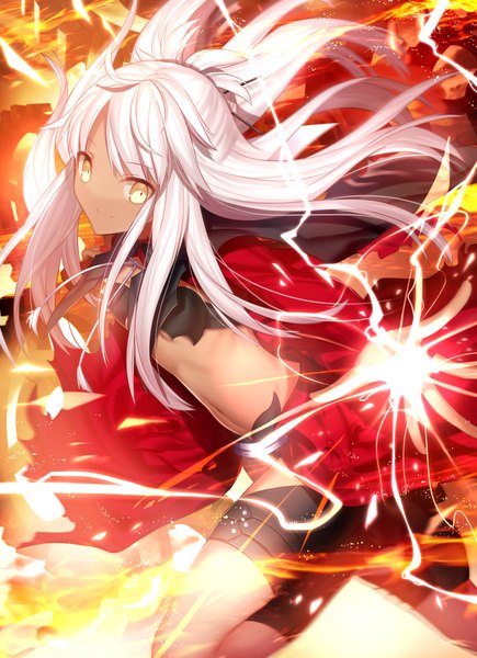 Anime picture 740x1020 with fate (series) fate/kaleid liner prisma illya type-moon kuro (fate/kaleid liner) mashima saki (mashimasa) single long hair tall image looking at viewer fringe smile yellow eyes bent knee (knees) white hair bare belly dark skin magic girl shorts boots