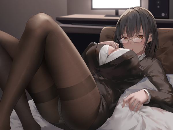 Anime picture 3200x2400 with original suzuame yatsumi single looking at viewer blush fringe highres short hair breasts open mouth light erotic black hair hair between eyes large breasts yellow eyes absurdres cleavage bent knee (knees) indoors lying