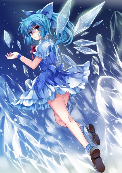 Anime picture 1000x1414 with touhou cirno moca (pico1987) single long hair tall image looking at viewer fringe blue eyes blue hair ponytail looking back wind from behind night short sleeves night sky outstretched arm snowing mountain