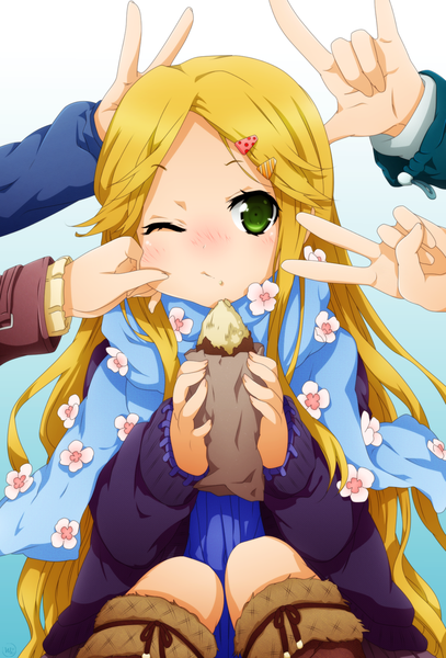 Anime picture 900x1326 with kokoro connect silver link kiriyama yui von-cx (van-dinex) single long hair tall image blush simple background blonde hair green eyes one eye closed wink loli coloring victory girl hair ornament flower (flowers) food