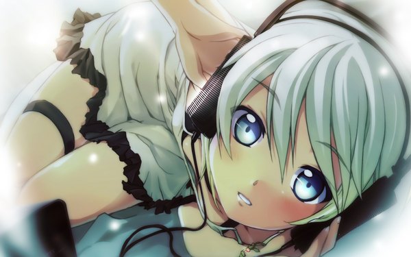 Anime picture 1920x1200 with original minamura haruki long hair looking at viewer blush highres blue eyes blonde hair wide image light smile girl headphones wire (wires)