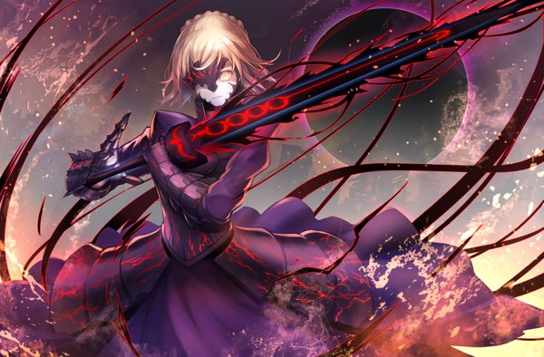 Anime picture 2199x1447 with fate (series) fate/grand order fate/stay night artoria pendragon (all) saber alter omoti (1201208) single looking at viewer fringe highres short hair blonde hair standing holding yellow eyes braid (braids) slit pupils fighting stance serious covering eye (eyes)