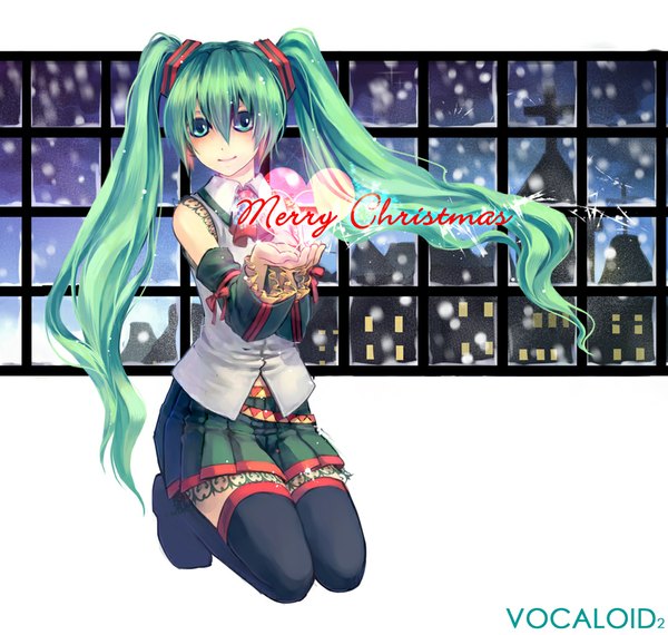 イラスト 1000x950 と ボーカロイド 初音ミク sankusa 長髪 カメラ目線 笑顔 ツインテール 肩出し aqua eyes green hair inscription kneeling city snowing クリスマス winter merry christmas 女の子 袖だけ 窓