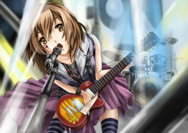 Аниме картинка 1170x827 с кэйон! kyoto animation хирасава юи один (одна) короткие волосы каштановые волосы карие глаза пение девушка микрофон гитара