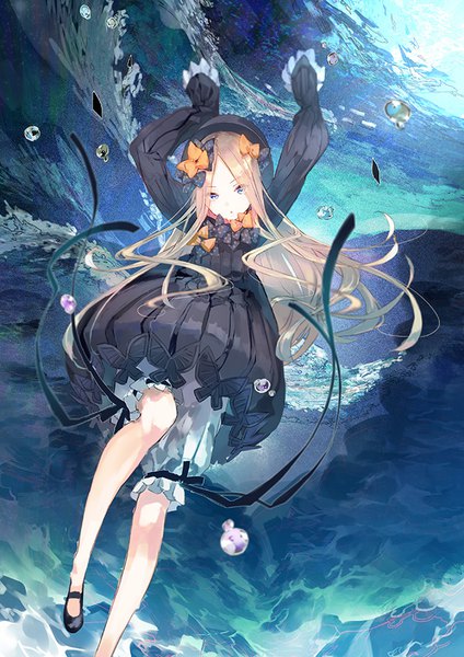 Anime-Bild 636x900 mit fate (series) fate/grand order abigail williams (fate) yuugen single long hair tall image blue eyes blonde hair long sleeves arms up :o from below underwater girl dress bow hair bow hat shoes