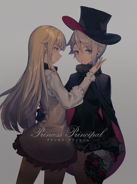 イラスト 894x1200 と プリンセス・プリンシパル ange (princess principal) プリンセス(プリンセス・プリンシパル) 幻像黒兎 長髪 長身像 カメラ目線 赤面 前髪 短い髪 青い目 simple background 金髪 multiple girls holding blunt bangs 三つ編み long sleeves プロフィール arm up