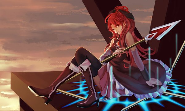 Anime picture 1000x600 with mahou shoujo madoka magica shaft (studio) sakura kyouko yu doufu single long hair looking at viewer fringe smile red eyes wide image sitting bare shoulders holding sky bent knee (knees) ponytail red hair high heels mouth hold