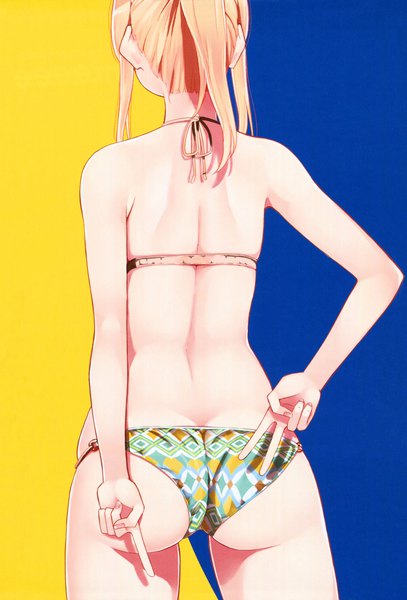 イラスト 1500x2208 と はるかなレシーブ thomas claire nyoijizai ソロ 長髪 長身像 light erotic simple background 金髪 肩出し payot 尻 ポニーテール from behind scan 仕事絵 back hands behind back halterneck 女の子