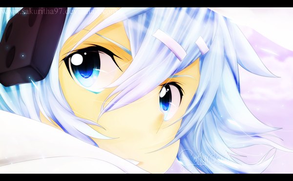 Anime picture 2000x1238 with sword art online a-1 pictures asada shino sakuritha97 single highres short hair blue eyes wide image white hair coloring light close-up face girl hair ornament hairclip
