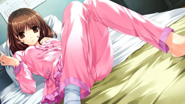 Аниме картинка 1280x720 с в поисках утраченного будущего sasaki kaori misaki kurehito короткие волосы лёгкая эротика каштановые волосы широкое изображение карие глаза game cg девушка кровать бинт (бинты) пижама
