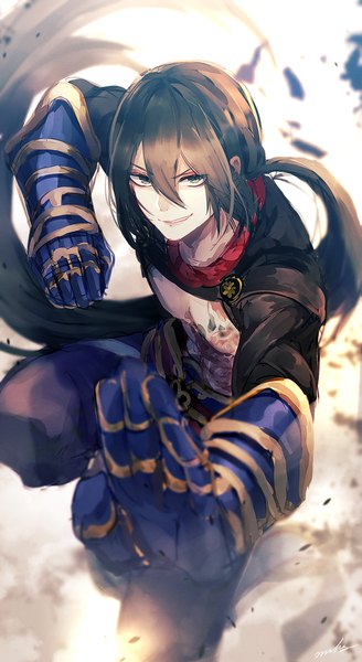 Anime picture 1029x1878 with fate (series) fate/grand order yan qing (fate) nana colors single tall image fringe black hair smile hair between eyes very long hair from above grey eyes low ponytail fighting stance smirk boy armor gauntlets