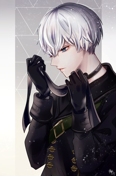 Anime picture 593x900 with nier nier:automata yorha no. 9 type s umeno shii single tall image fringe short hair blue eyes hair between eyes holding silver hair upper body profile looking down boy gloves choker black gloves