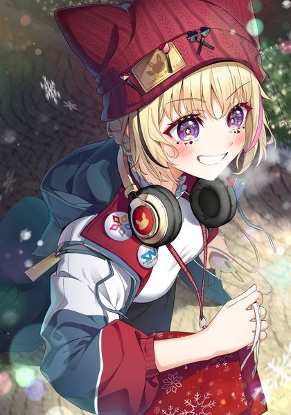 Anime picture 2800x4000 with virtual youtuber hololive omaru polka tang-du single tall image highres short hair blonde hair smile purple eyes looking away outdoors long sleeves from above grin lens flare snowing christmas exhalation