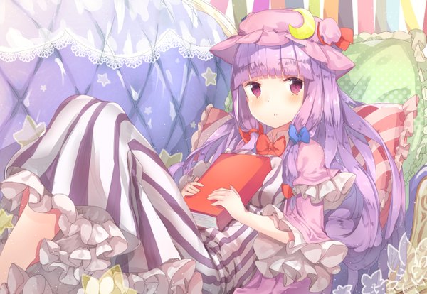 Anime picture 1333x920 with touhou patchouli knowledge yukizumi remon single long hair blush fringe purple eyes looking away purple hair blunt bangs striped reclining crescent girl dress bow hair bow frills pillow