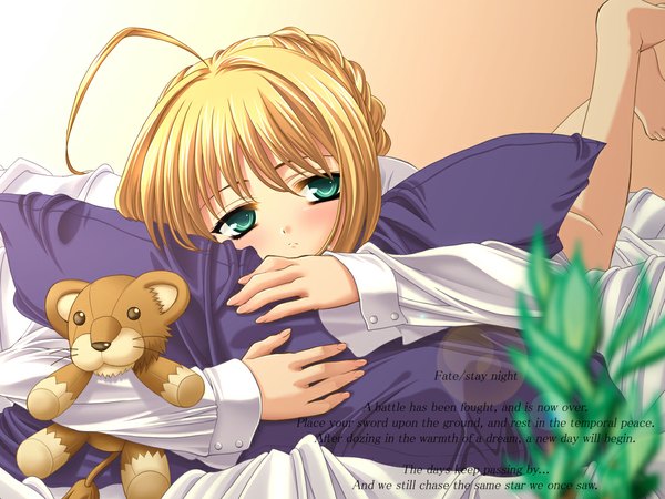 Anime picture 1024x768 with fate (series) fate/stay night studio deen type-moon artoria pendragon (all) saber blonde hair barefoot sad shirt pillow bed toy stuffed animal blouse stuffed lion yoshida inubito