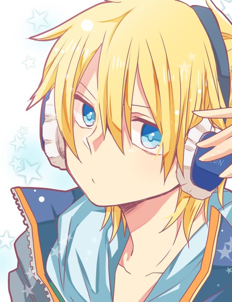Anime picture 1000x1300 with vocaloid kagamine len monaco0704 single tall image looking at viewer fringe short hair blue eyes blonde hair hair between eyes character names portrait hand on headphones boy headphones star (symbol)