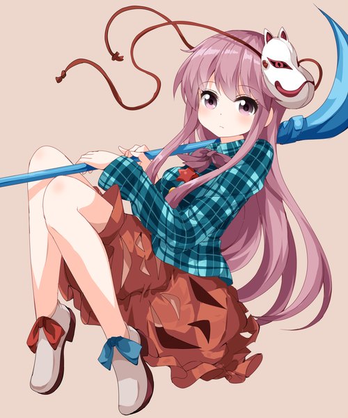 Anime picture 1000x1200 with touhou hata no kokoro ruu (tksymkw) single long hair tall image blush fringe simple background looking away pink hair full body pink eyes mask on head girl skirt weapon shirt star (symbol) mask