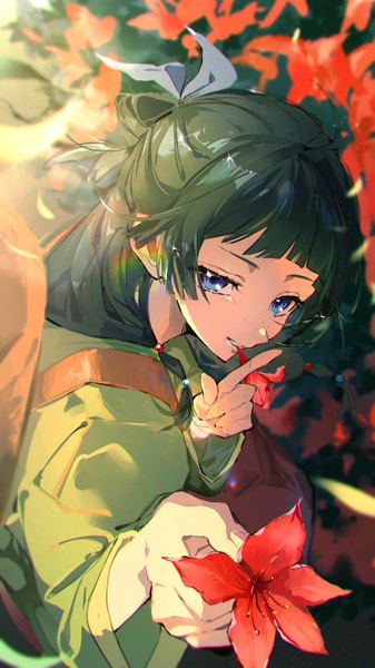 Anime-Bild 2160x3840 mit kusuriya no hitorigoto maomao (kusuriya no hitorigoto) tks 10ru single long hair tall image looking at viewer fringe highres blue eyes smile blunt bangs green hair finger to mouth half updo outstretched hand freckles flower in mouth girl flower (flowers)
